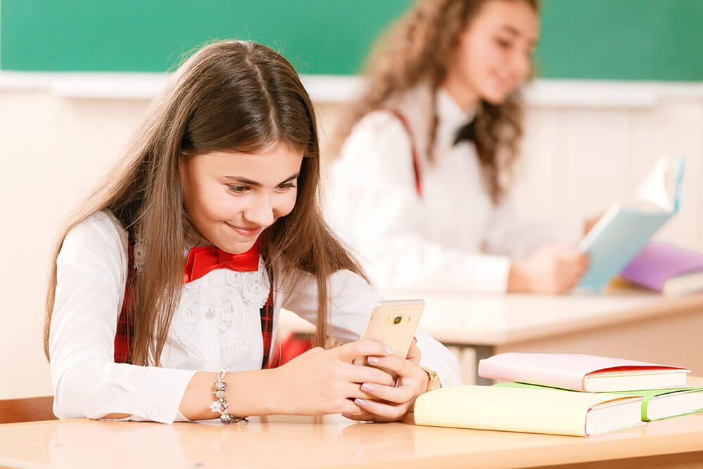 Sınıflarda Cep Telefonu Kullanımına İzin Vermenin Dezavantajları Nelerdir?